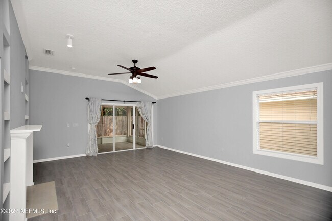 Building Photo - 757 MacKenzie Cir