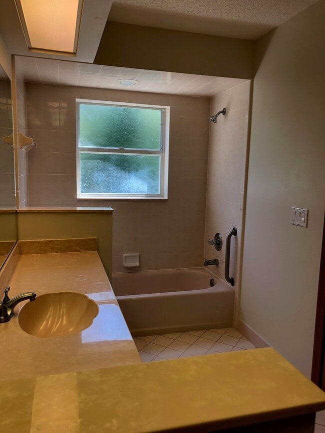 Building Photo - Large 3 Bedroom/2 Bathroom Single Family Home