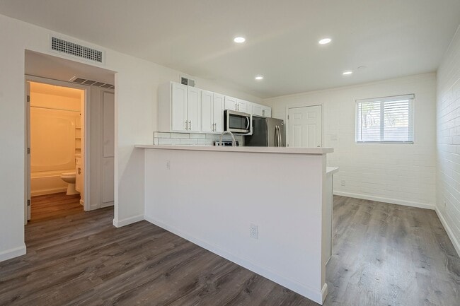 Building Photo - Renovated open floorplan