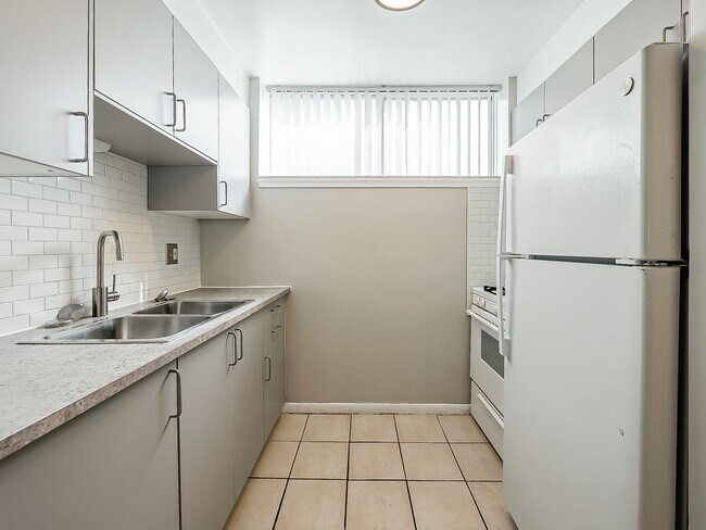 Building Photo - Freshly Updated 2BR Home in Prime White Lake Location!