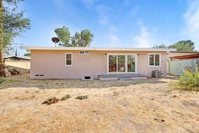 Building Photo - 713 W Ave H-10