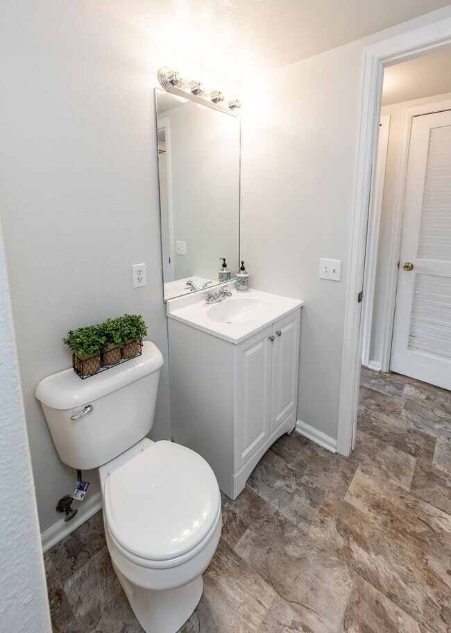 Building Photo - Newly Updated 4 Bed Home Centrally Located