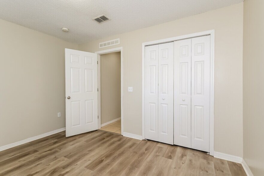 Building Photo - 235 Lobelia Dr