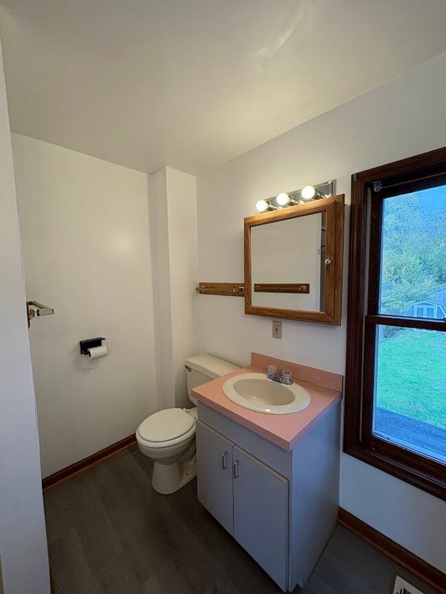 Building Photo - Three bedroom one bathroom home for rent