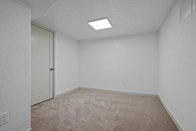 Building Photo - 840 W Montague Ave