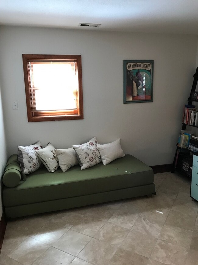 Building Photo - Updated 3 Bed 2 Bath Victorian Style Townhome