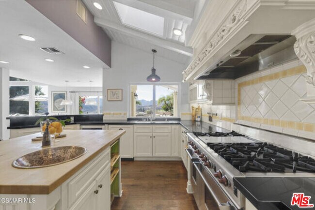 Building Photo - 987 Brookview Ave