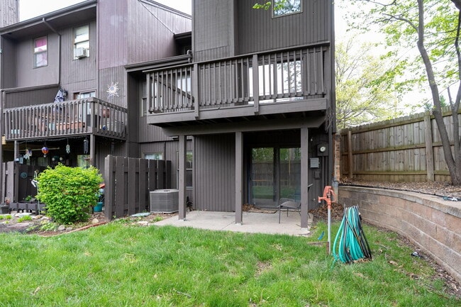 Building Photo - 2200 Bushnell Dr