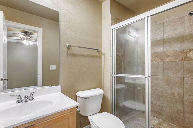 Building Photo - Great duplex in a great location