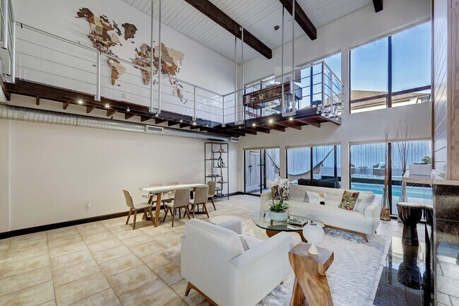 Building Photo - 2117 1/2 Hazard St