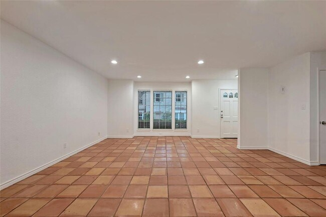 Building Photo - 6637 Valleyside Rd