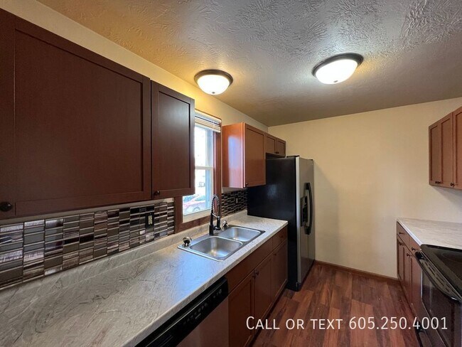 Building Photo - 4 Bedroom 2 Bathroom w/ Single Stall Garag...