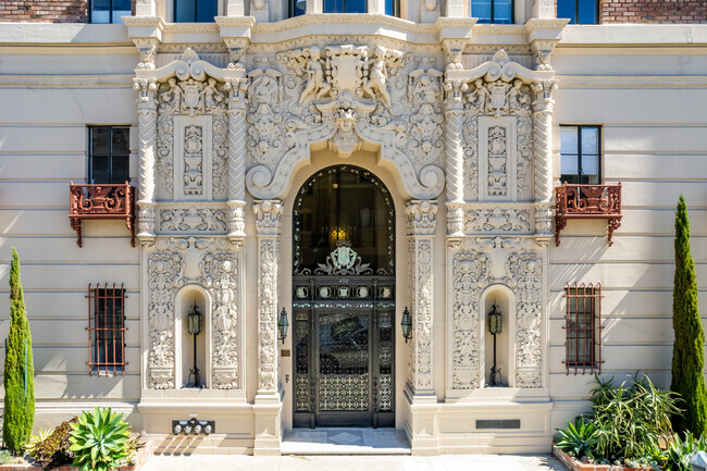 Entrance - The Bellevue Staten