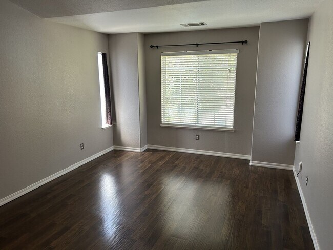 Building Photo - Beautiful East Petaluma 3 Bedroom, 2.5 Bath Home