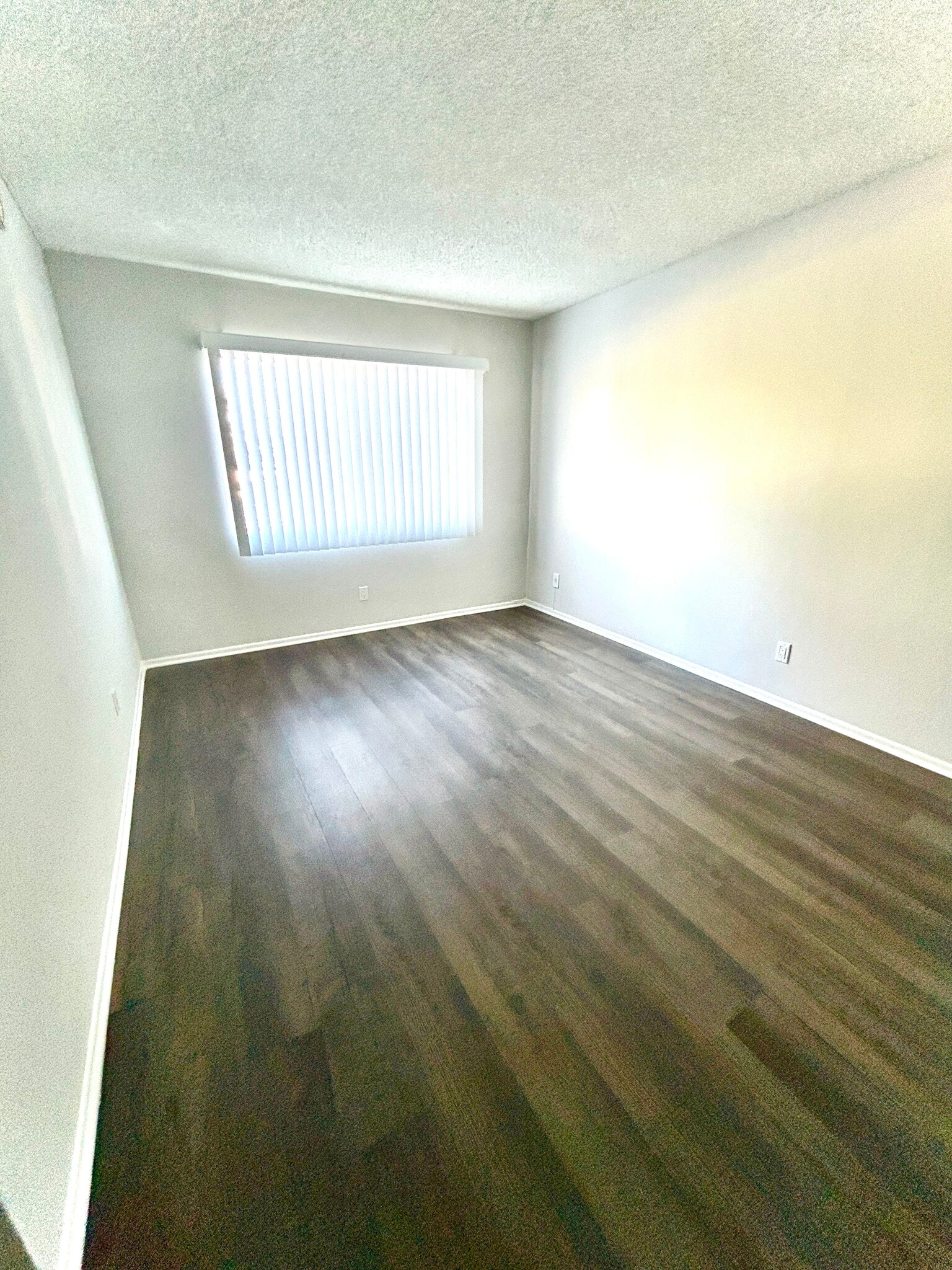 Building Photo - 14033 Burbank Blvd