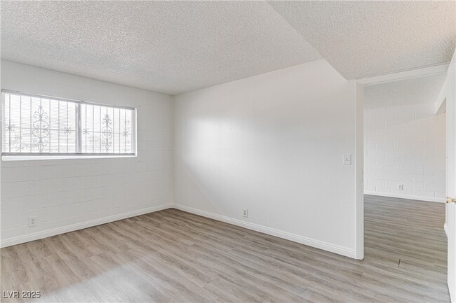 Building Photo - 625 S Royal Crest Cir