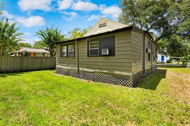 Building Photo - Spacious 3bdrm/1bath Home with large yard ...