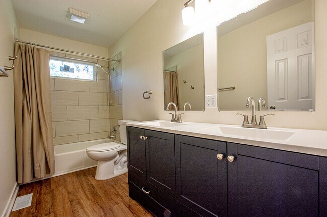 Building Photo - Beautifully Remodeled 3 Bedroom / 2 Bath i...