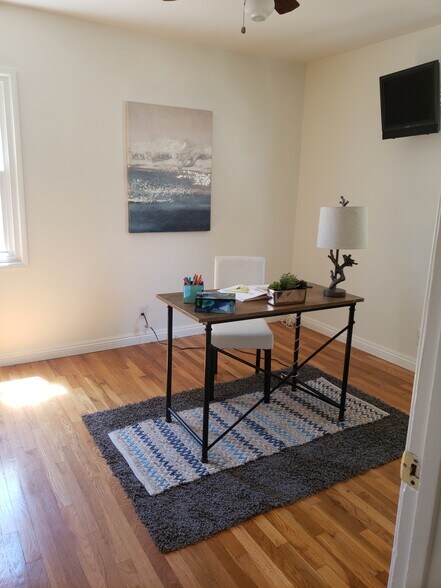 Room 2 - 17832 Rhoda St