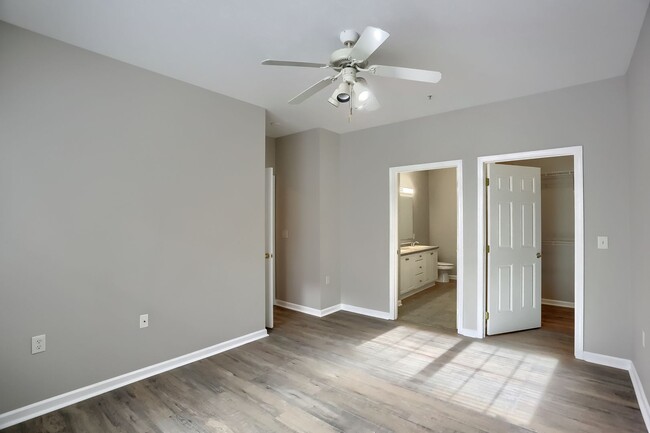 Building Photo - Completely Updated FIRST FLOOR Condo For L...