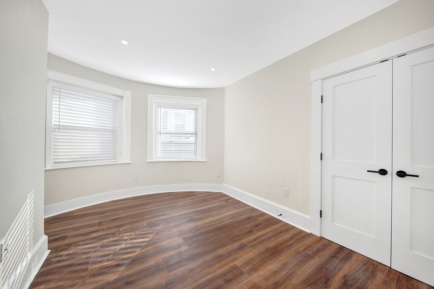 Building Photo - 105 School St