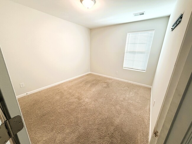 Building Photo - 2116 Mapleton Dr