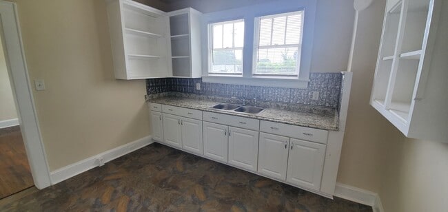 Building Photo - Lovely 2 Bedroom with a Large Yard!