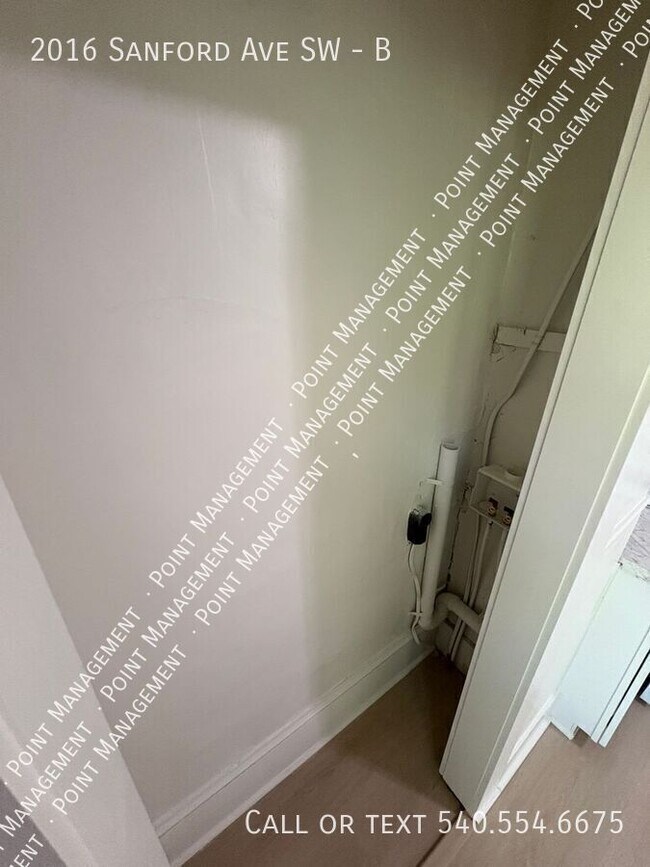 Building Photo - 2016 Sanford Ave SW