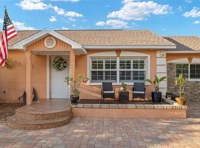 Building Photo - Charming 3-bedroom, 2-bath pool home available for move-in at the end of June.