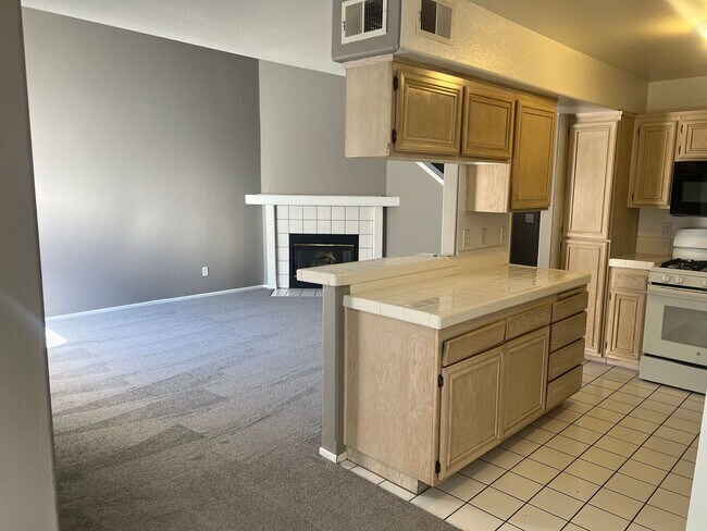 Building Photo - 3 Bedroom 2 Bathroom Townhome for Rent in Palmdale