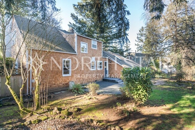 Building Photo - Newly Remodeled Lake Oswego Cottage With Lake Access.