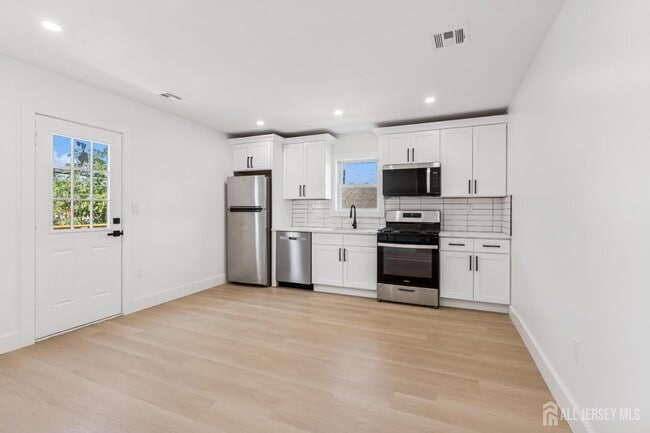 Building Photo - 318 Seaman St