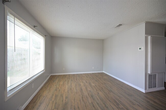 Building Photo - 506 N 3rd St