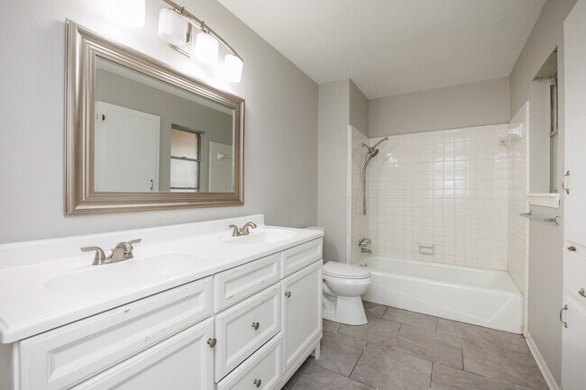 Building Photo - 207 Blanco Dr