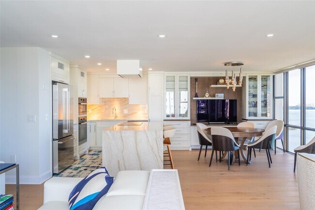 Building Photo - 770 S Palm Ave