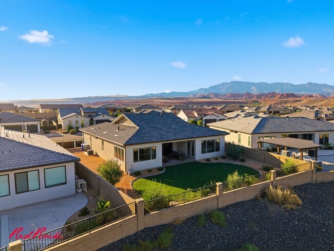 Building Photo - 4 Bedroom Home with Gorgeous Views