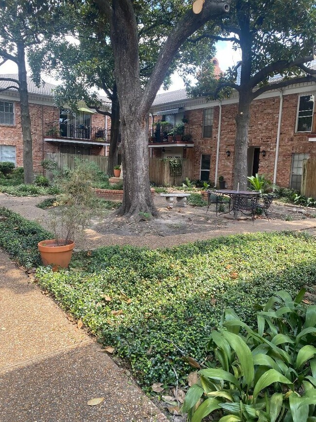 Building Photo - 2822 Briarhurst Dr