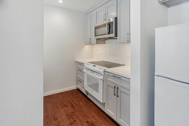 Building Photo - 363 Eden Roc Dr