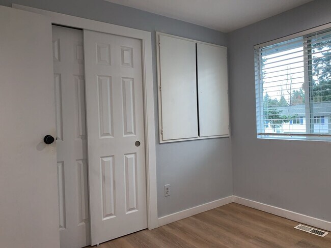 Building Photo - Spacious 3 Bed 2.5 bath Kent Split-Level home