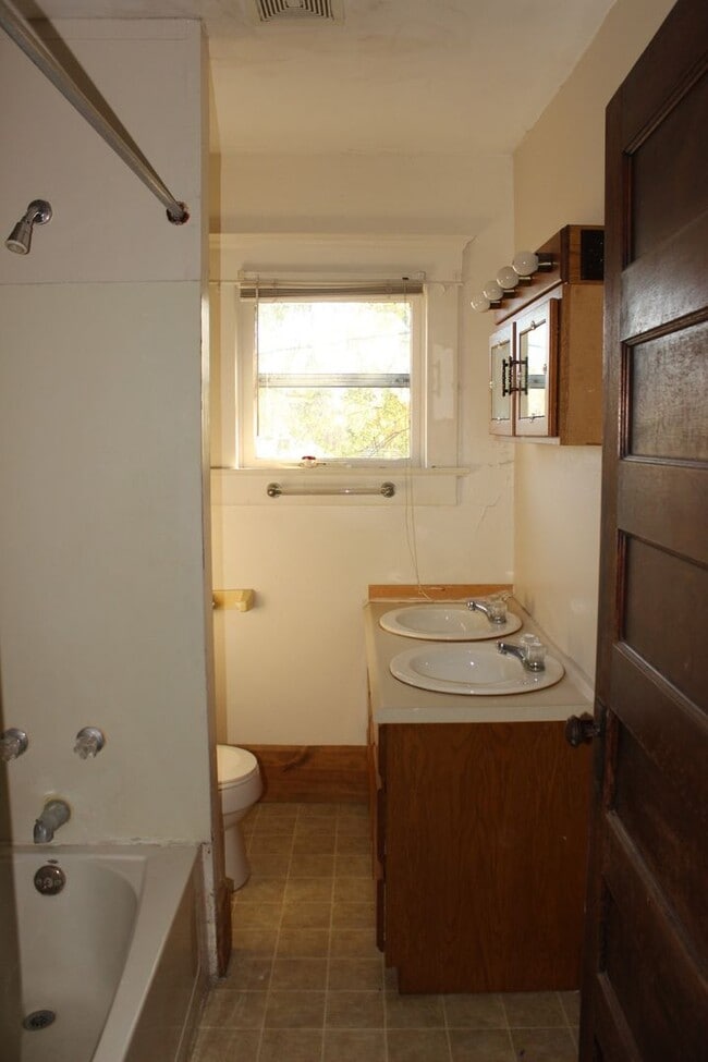Building Photo - Close to Campus: Dishwasher and Washer/Dryer Included