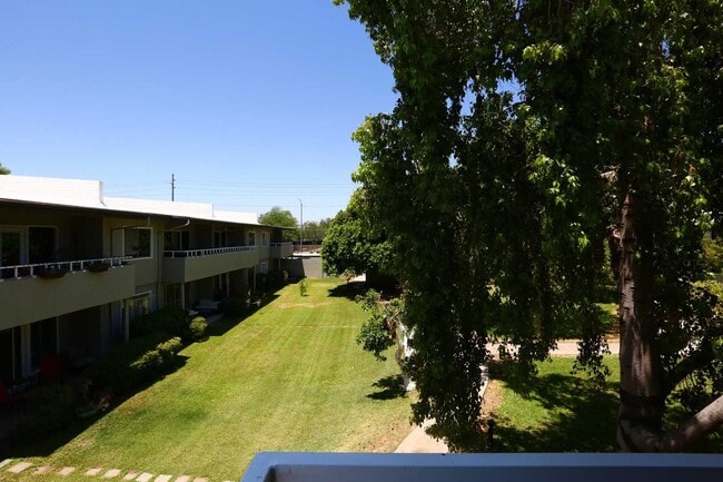 Building Photo - Wonderful, 2nd floor Condo Centrally Located in Phoenix.  Available November 1st!!!  Resort like ...