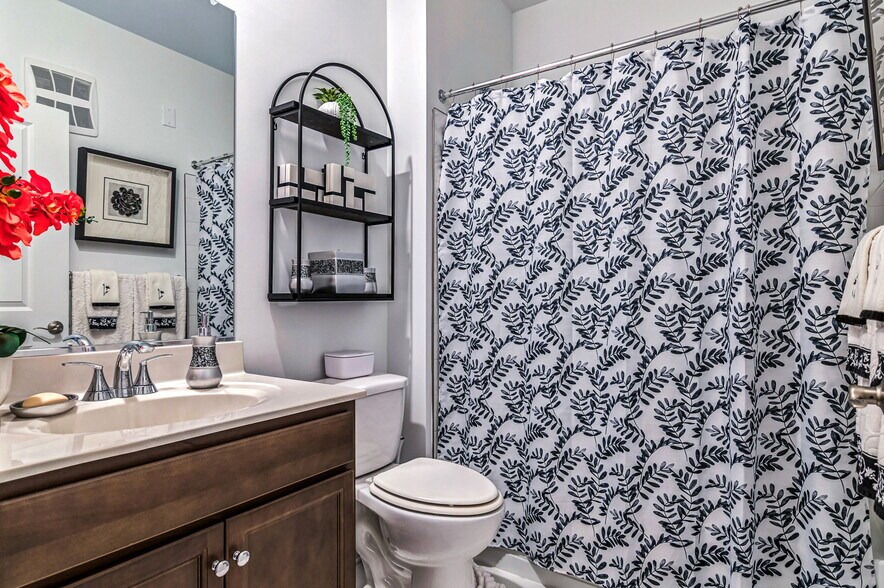 Full Bath - 13950 Englefield Dr