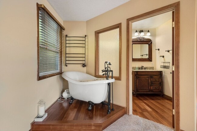 Building Photo - 14239 SE Fairoaks Ln