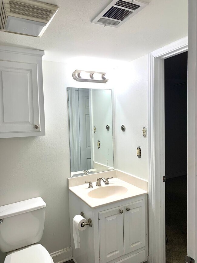 Building Photo - Downtown living... easy access to LSU & SU