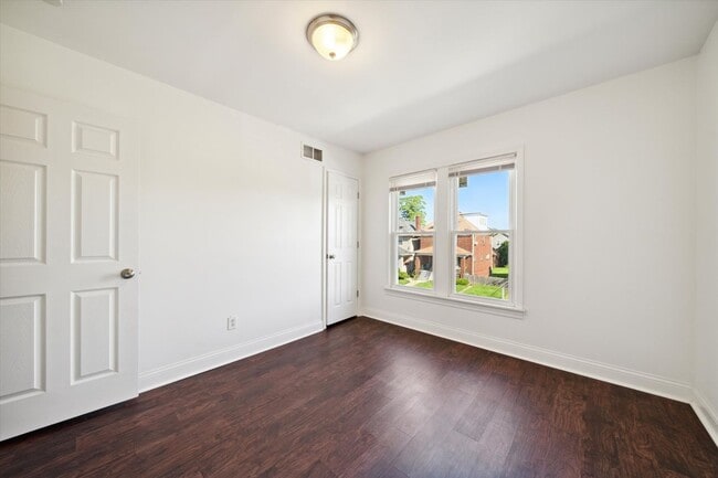 Building Photo - $1,675 - Spacious 3 Bedroom in North End