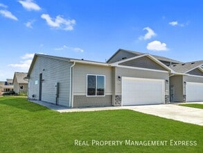 Building Photo - 2 Bedroom 2 Bathroom Townhome w/ Attached Garage