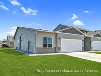 Building Photo - 2 Bedroom 2 Bathroom Townhome w/ Attached Garage