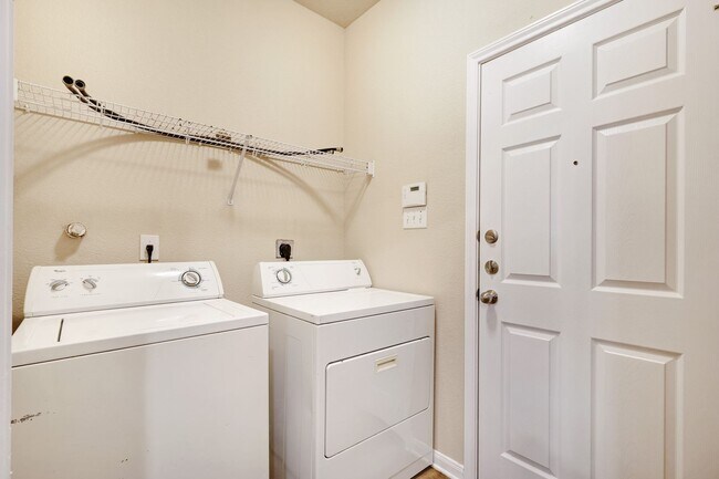 Building Photo - Beautiful 3 Bedroom 2 1/2 in trophy ridge