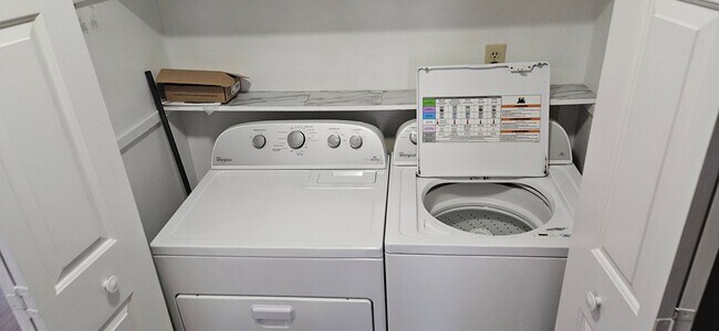 Building Photo - Darling 2br 2ba One Level Living Townhome ...