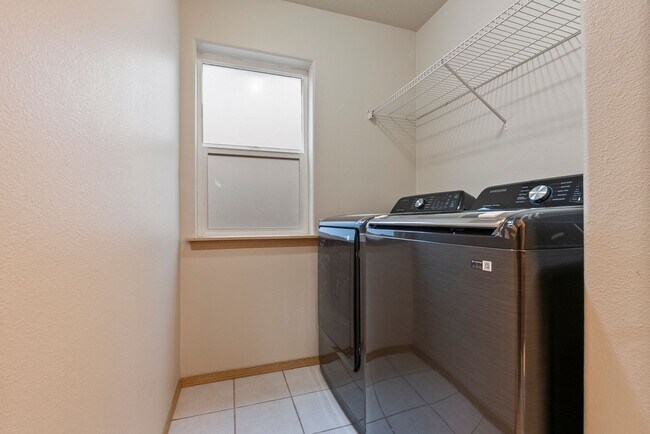 Building Photo - Beautiful 4bed/2.5bath - 1/2 OFF First months rent!